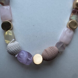 Ketting goudkleurig met lila en goudkleurige kralen