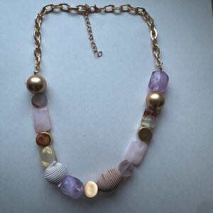 Ketting goudkleurig met lila en goudkleurige kralen