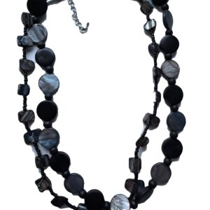 Ketting laagjes antraciet met verschillende soorten schelpkralen