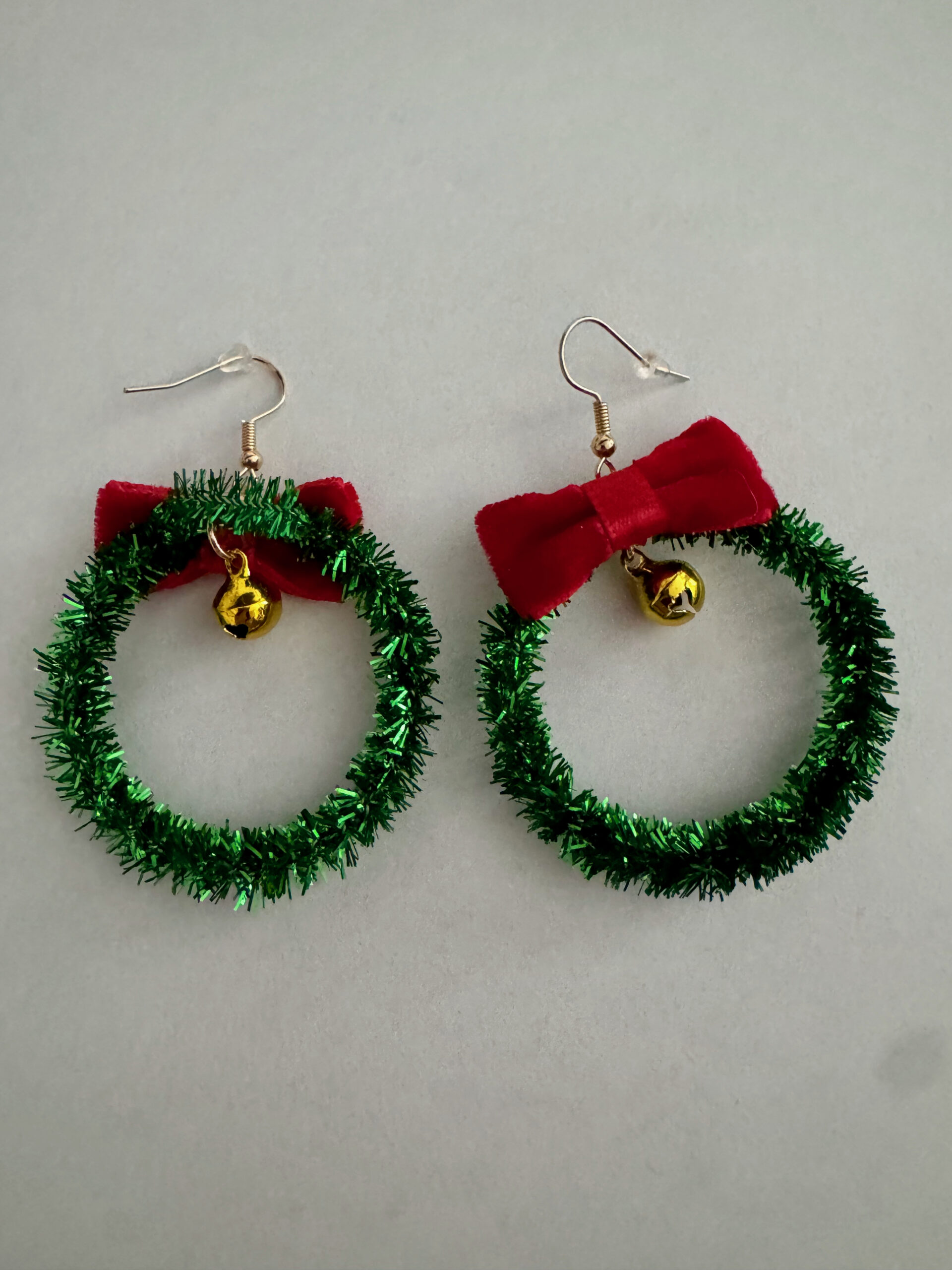 Oorbel kerstkrans hanger met belletje
