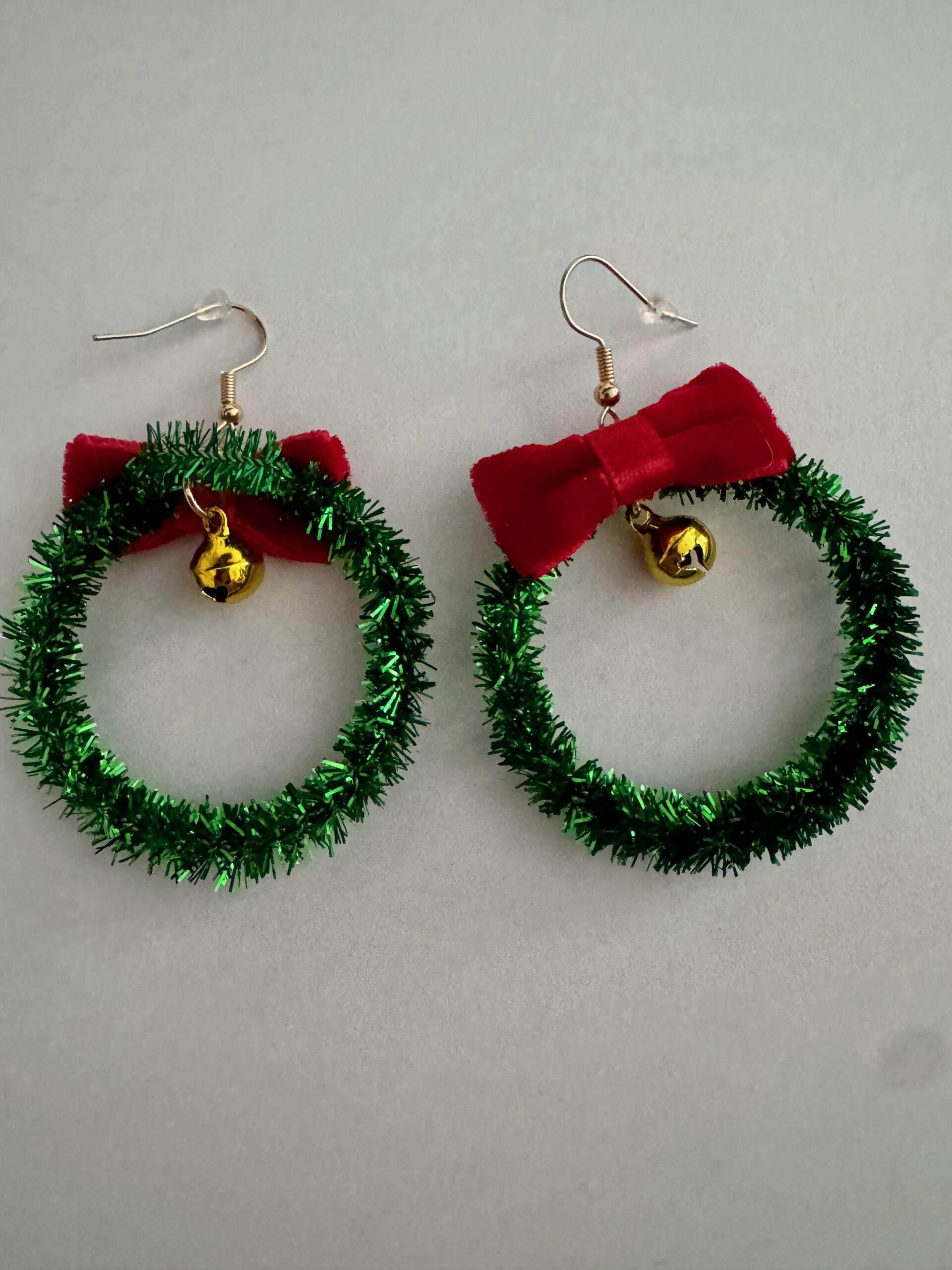 Oorbel kerstkrans hanger met belletje