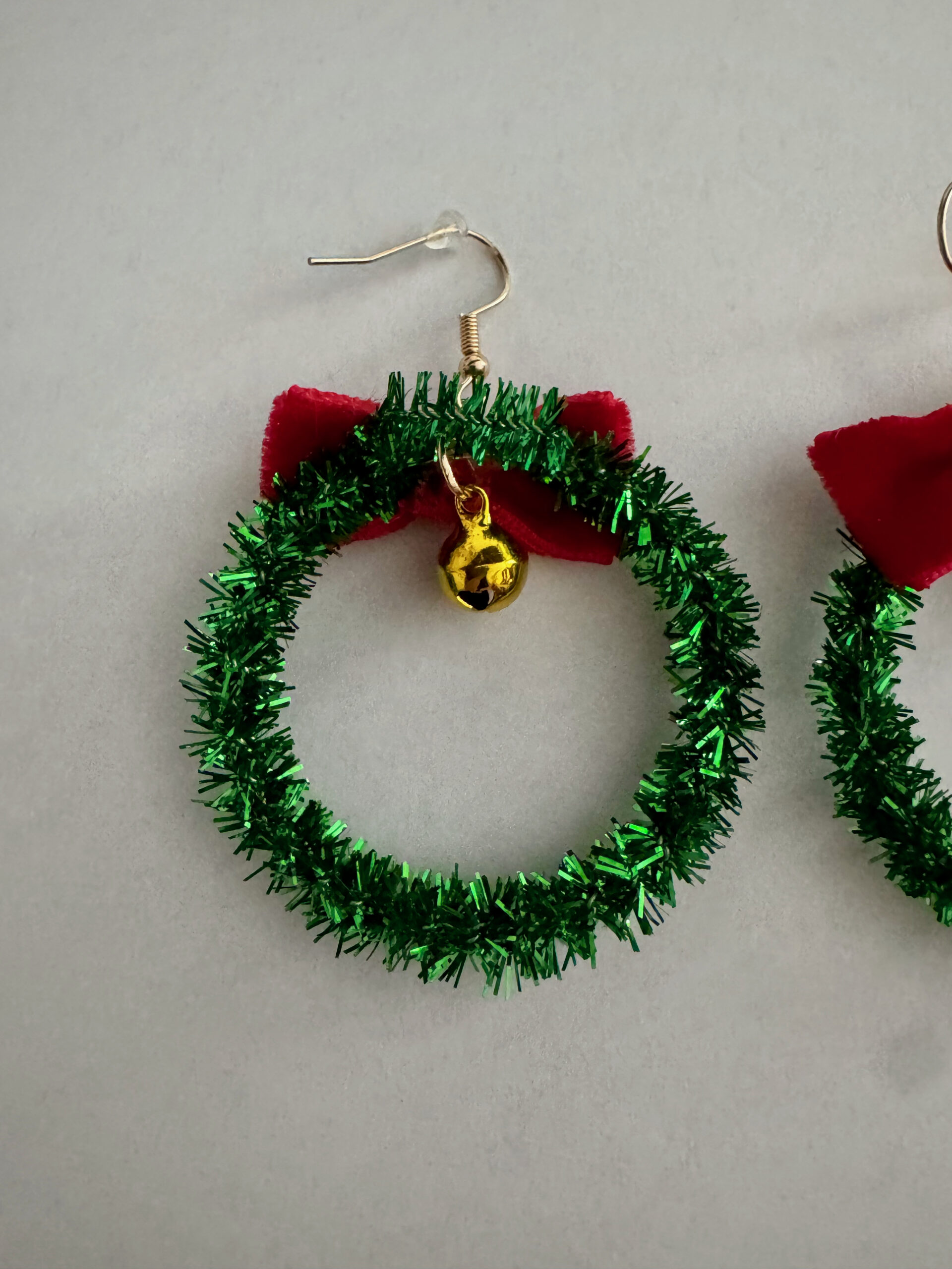 Oorbel kerstkrans hanger met belletje