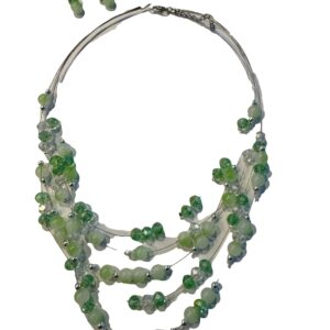Mooie groene handgemaakte laagjesketting met bijpassende oorbellen