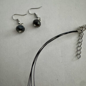 Mooie antraciete handgemaakte laagjesketting met bijpassende oorbellen