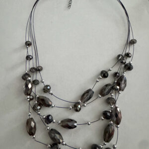 Mooie antraciete handgemaakte laagjesketting met bijpassende oorbellen