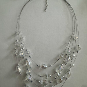 Mooie wit/transparante handgemaakte laagjesketting met bijpassende oorbellen