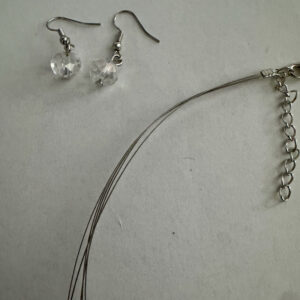 Mooie wit/transparante handgemaakte laagjesketting met bijpassende oorbellen