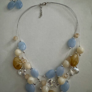 Mooie beige/blauw/topaas handgemaakte laagjesketting met bijpassende oorbellen