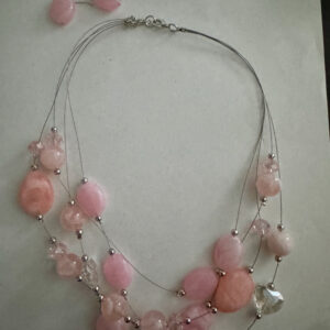 Mooie roze handgemaakte laagjesketting met bijpassende oorbellen