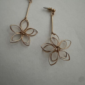 Oorbel hanger goudkleurig bloem
