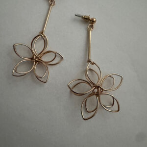 Oorbel hanger goudkleurig bloem