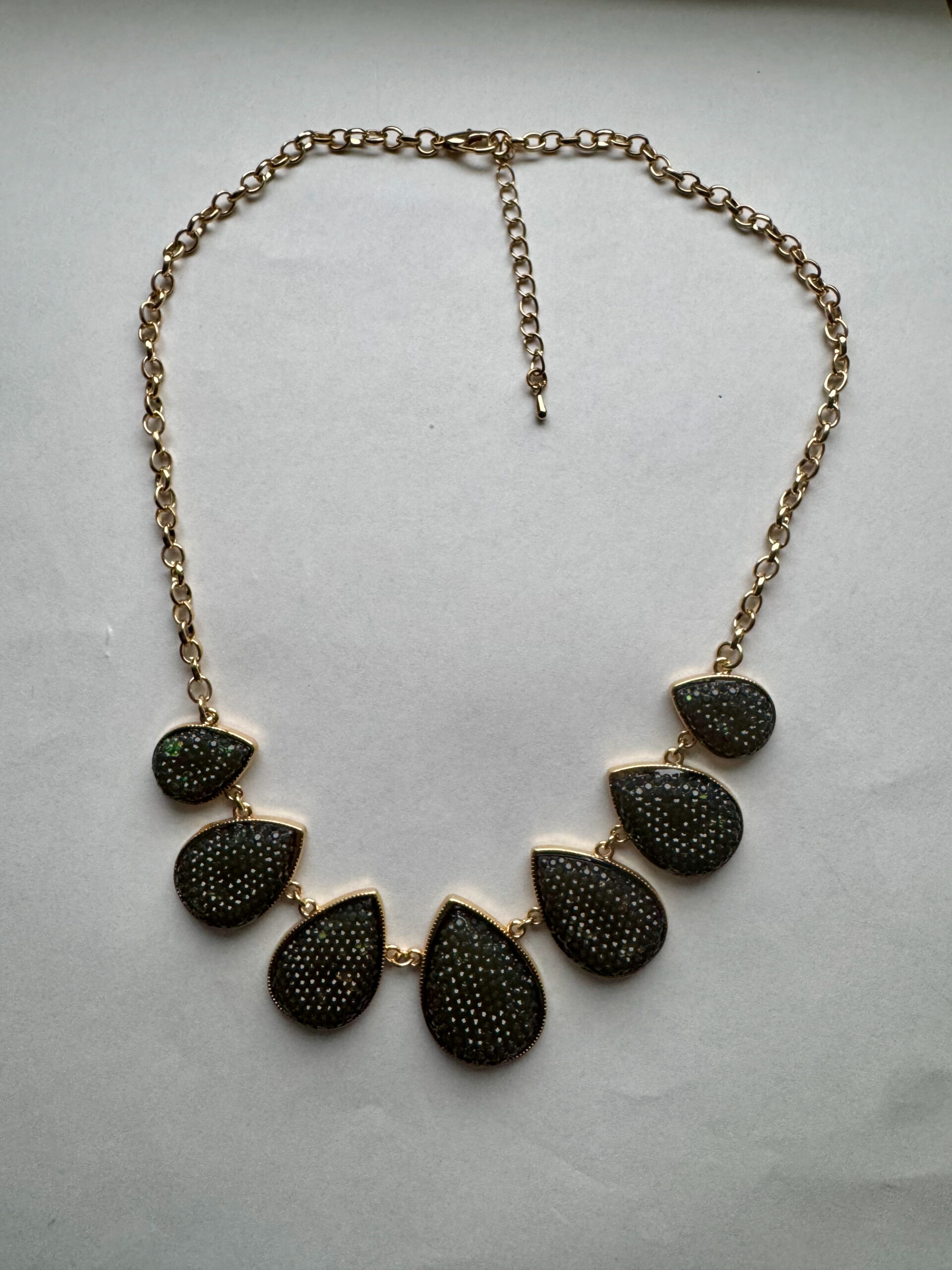 Goudkleurige ketting met druppels met strass