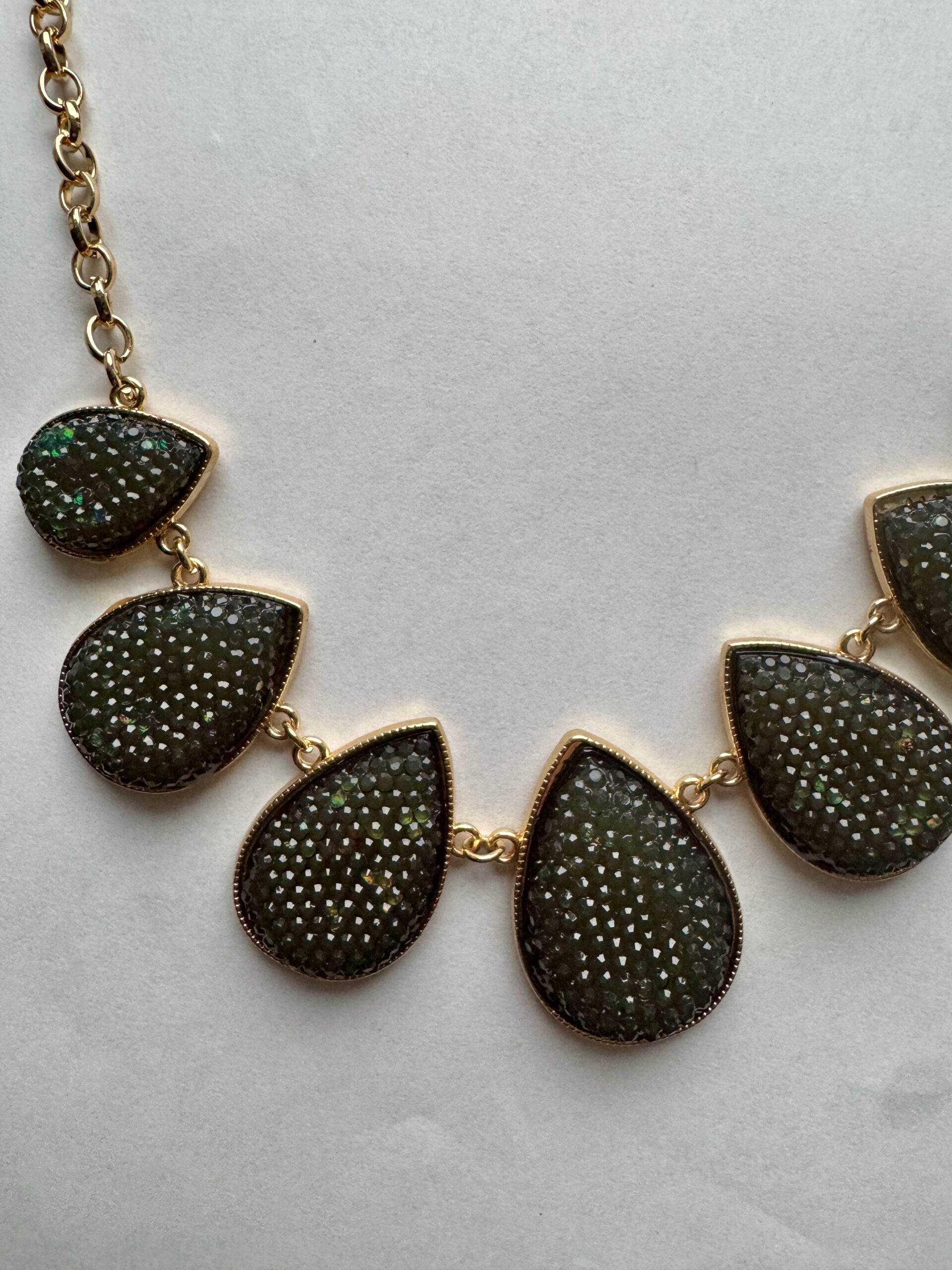 Goudkleurige ketting met druppels met strass