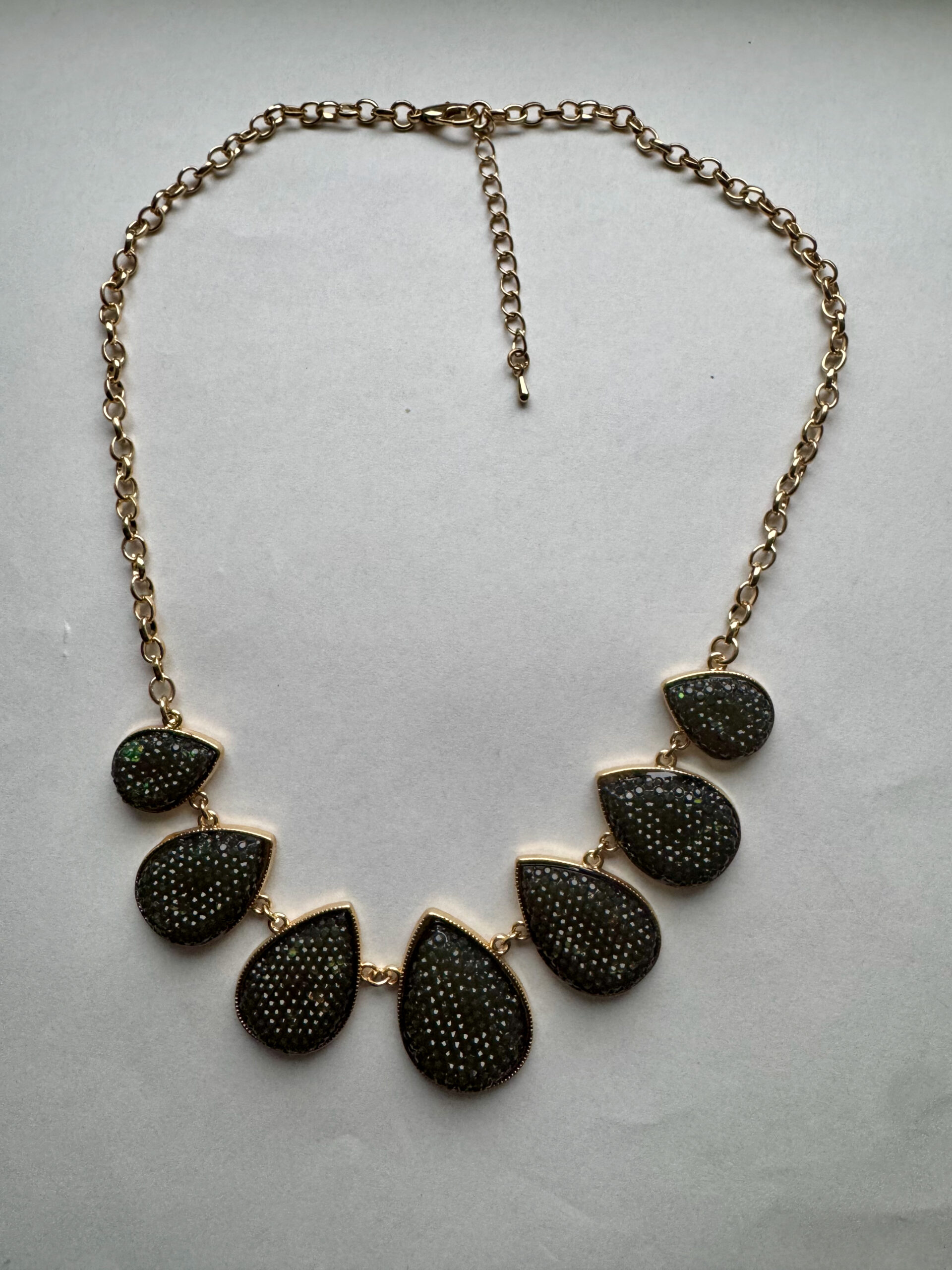 Goudkleurige ketting met druppels met strass