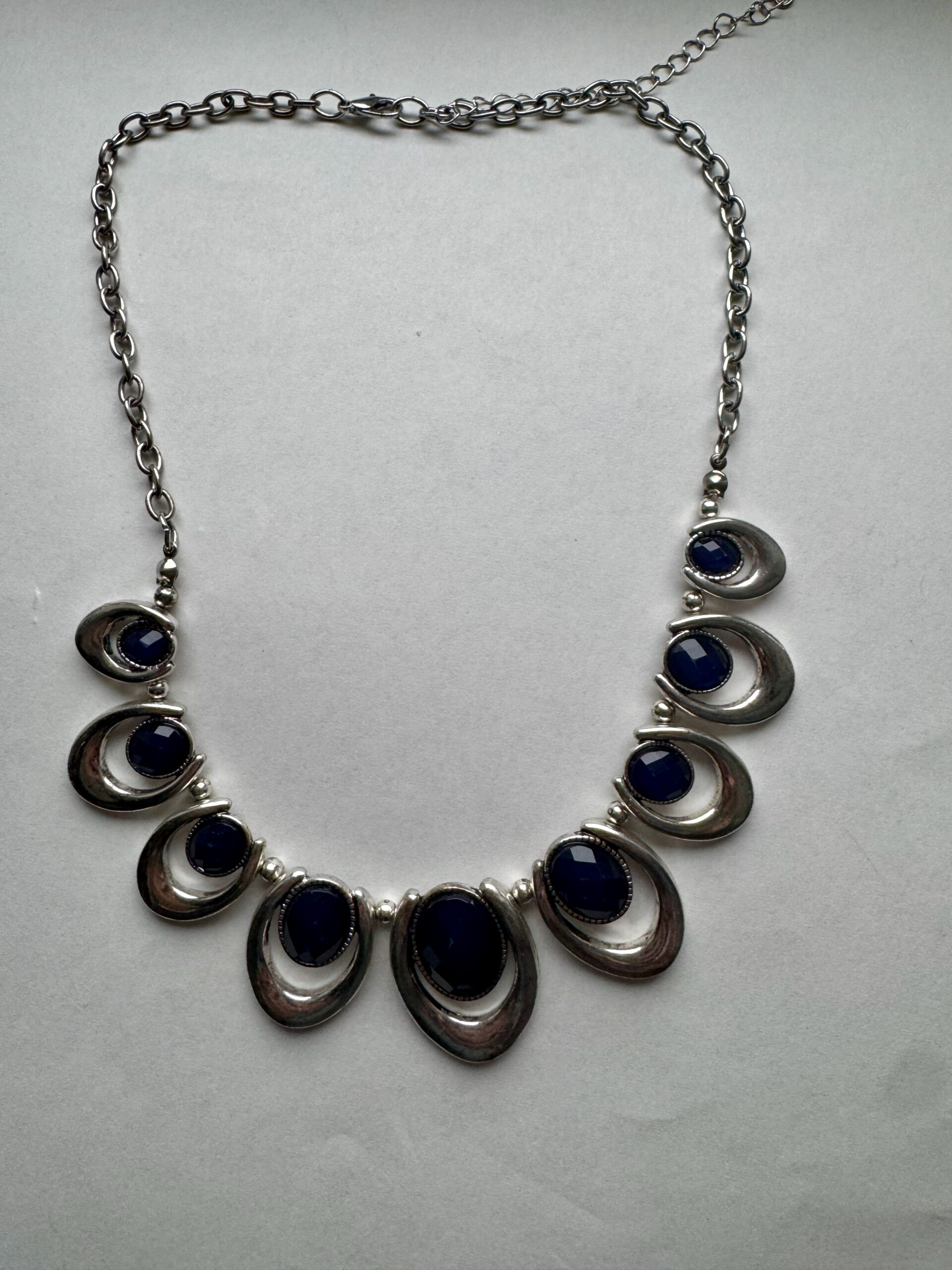 Mooie zilverkleurige ketting met blauwe hangers in verdeler