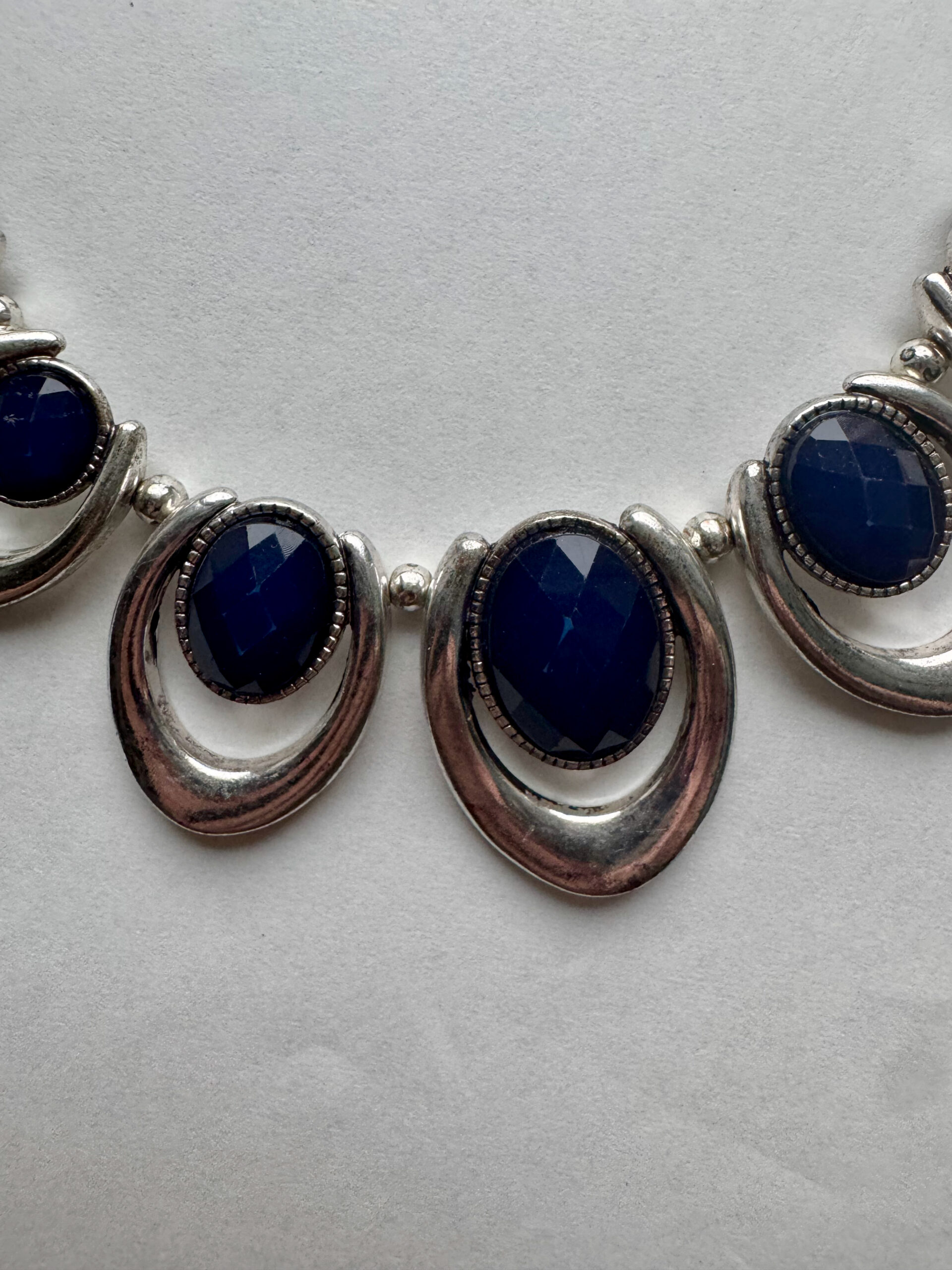 Mooie zilverkleurige ketting met blauwe hangers in verdeler