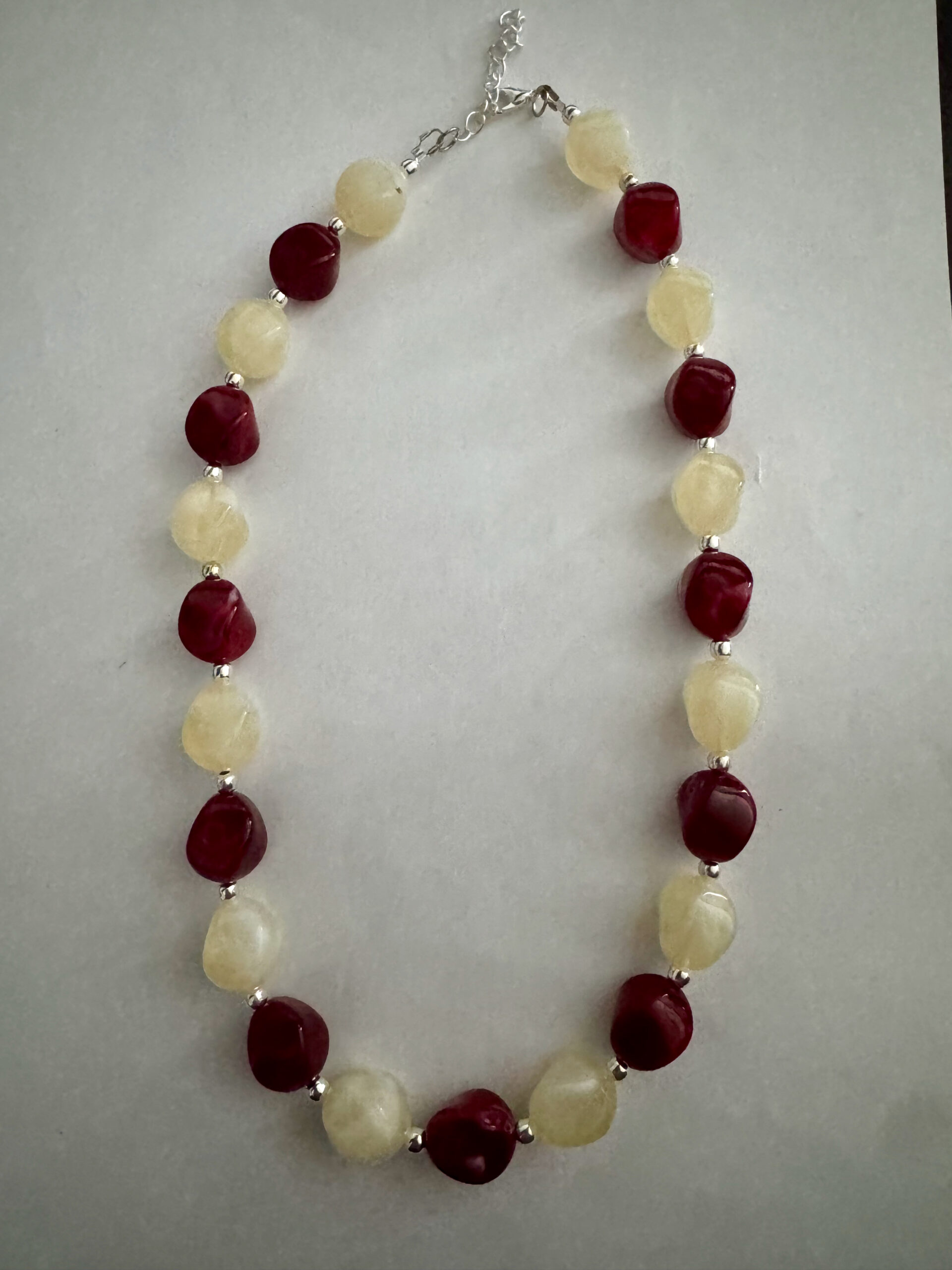 Mooie rode/beige nugget ketting