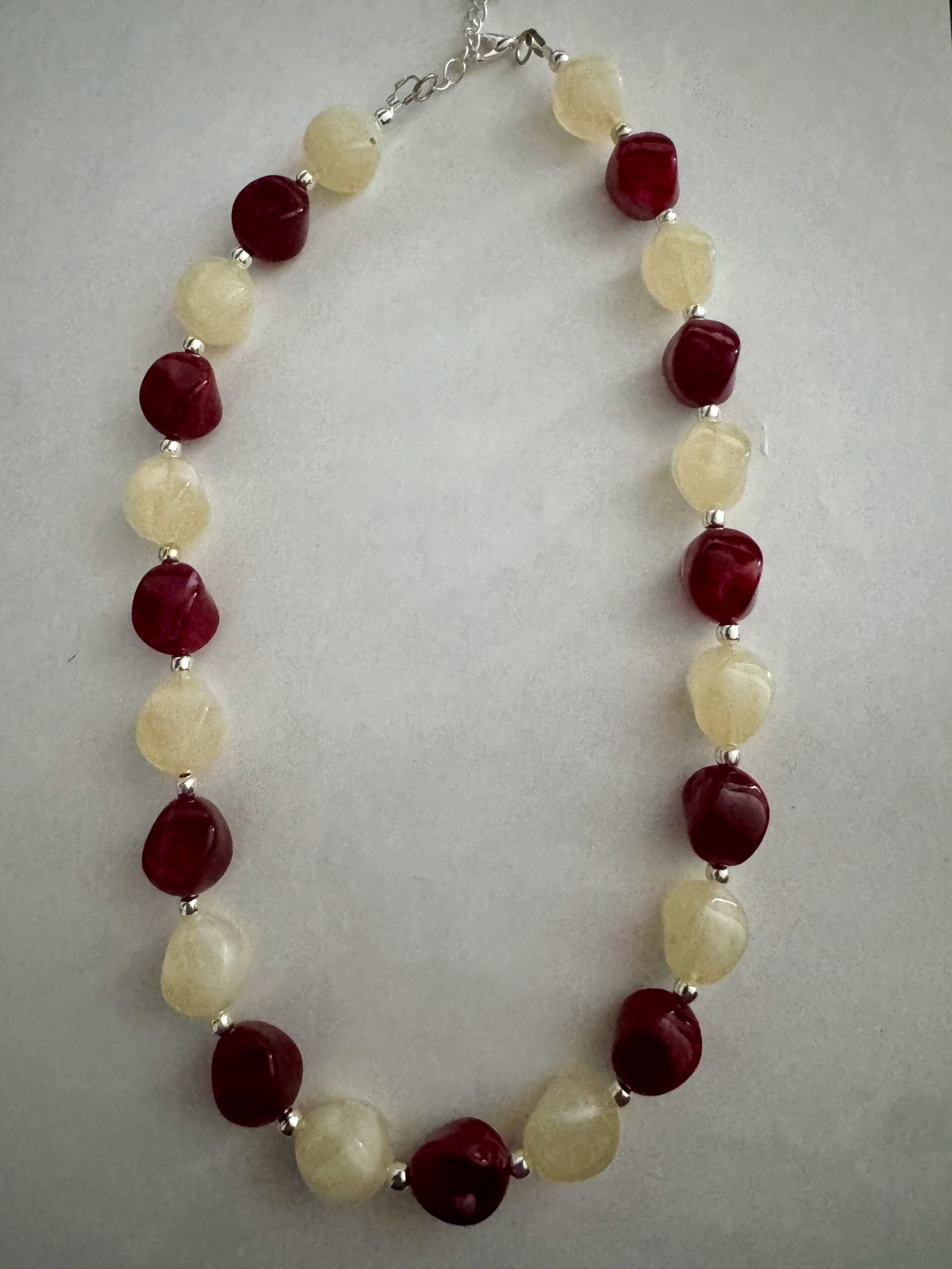 Mooie rode/beige nugget ketting