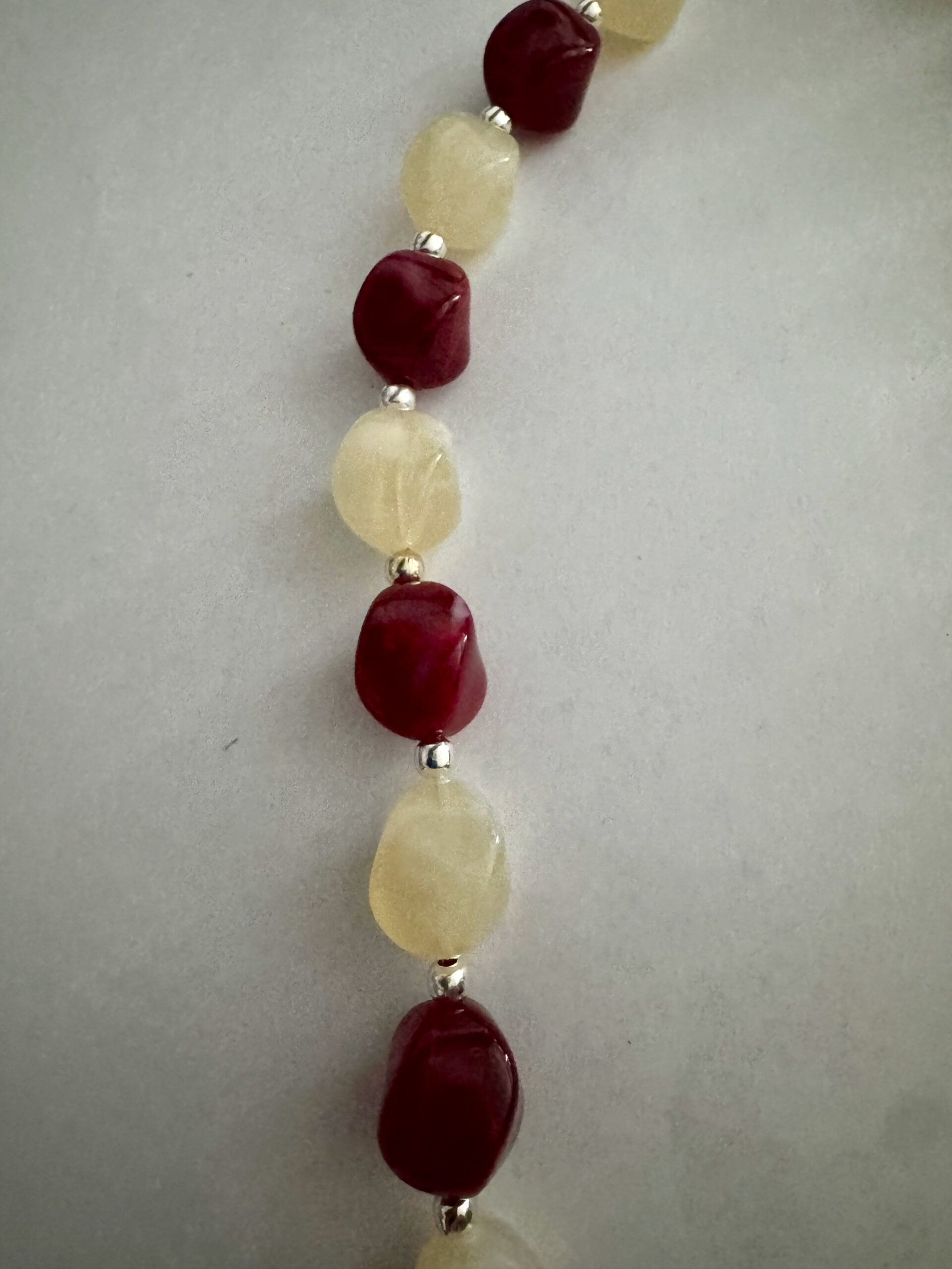 Mooie rode/beige nugget ketting