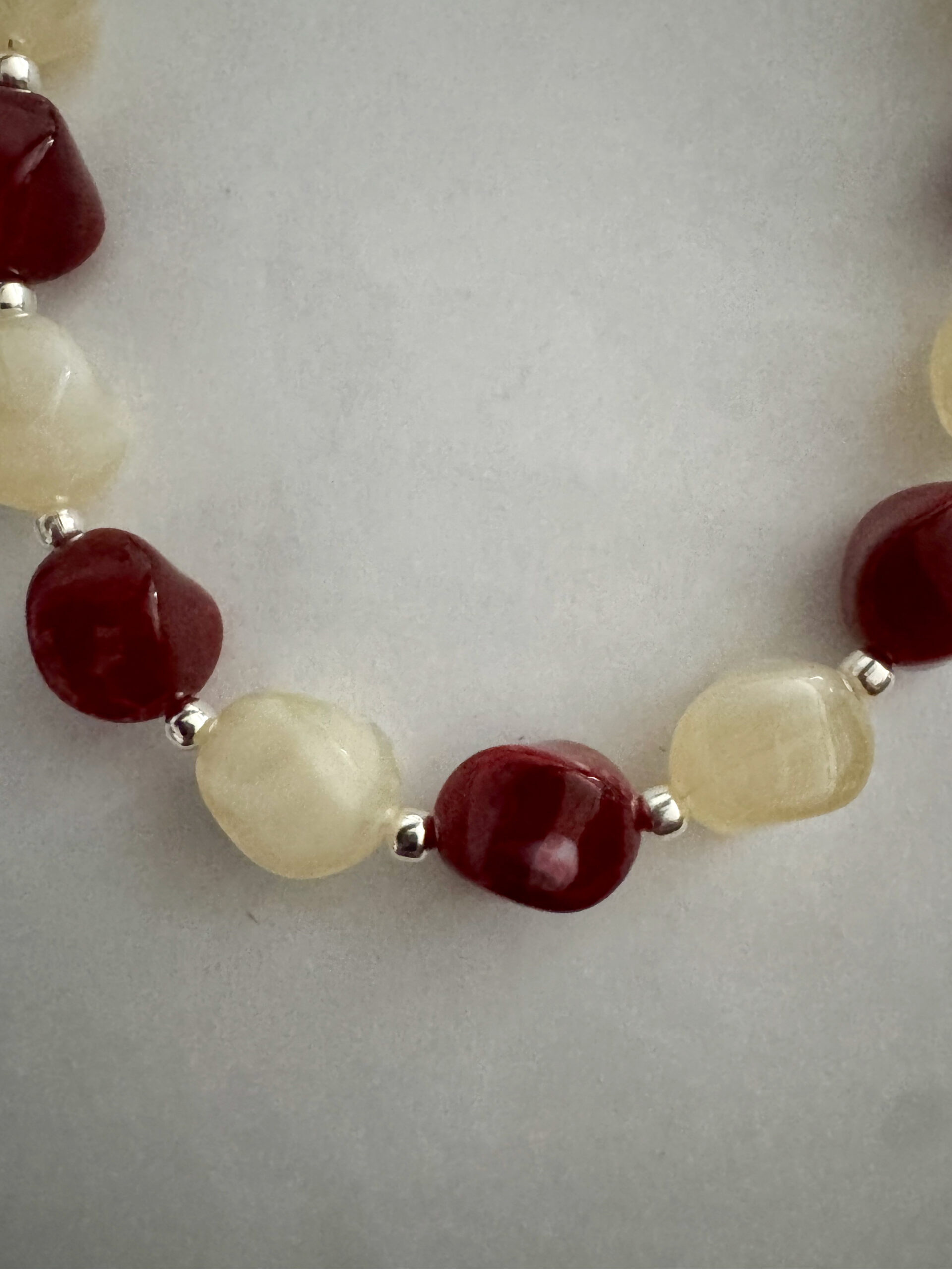 Mooie rode/beige nugget ketting