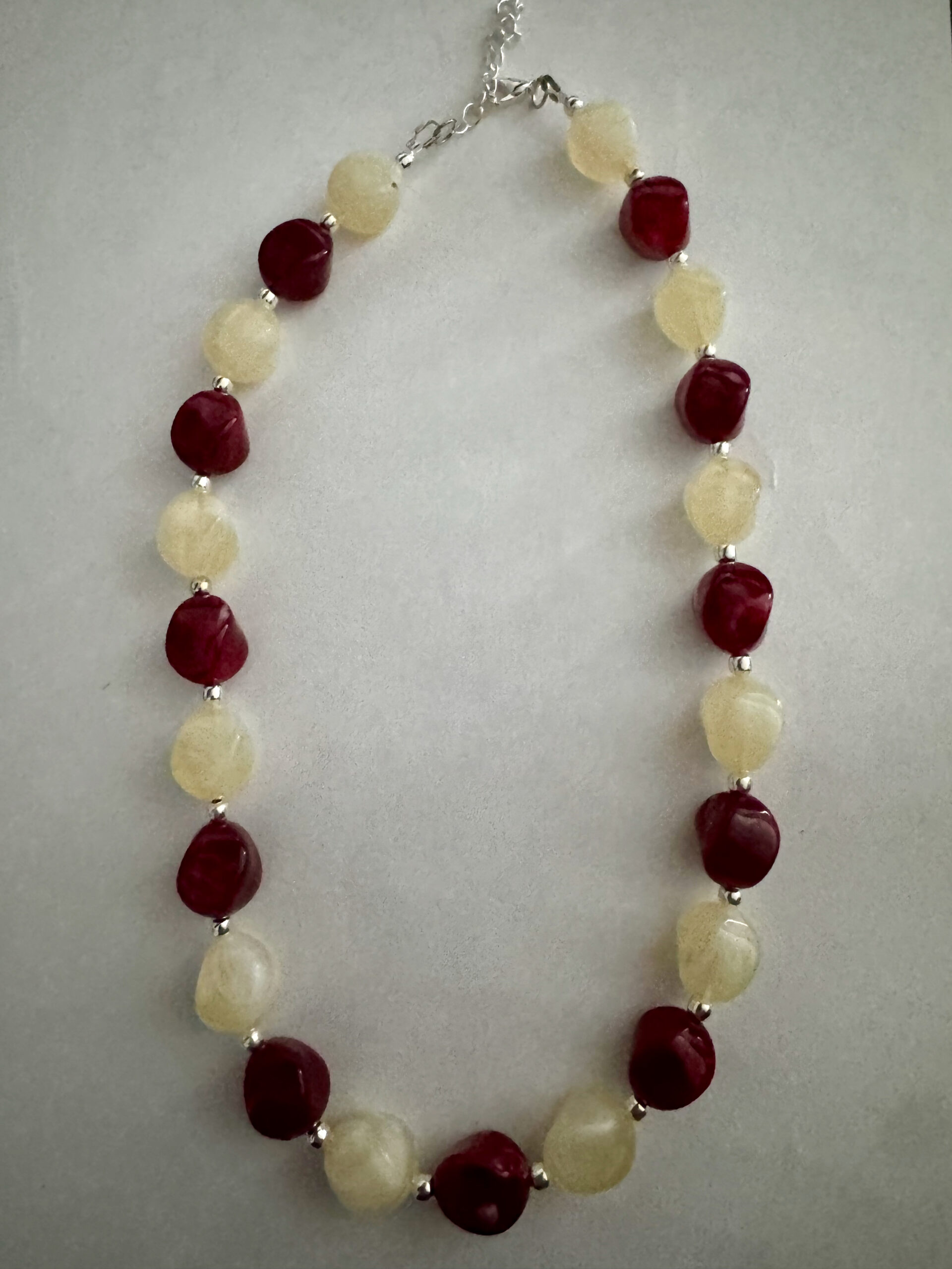 Mooie rode/beige nugget ketting