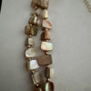Beige schelpketting met goudkleurige kraaltjes