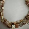 Beige schelpketting met goudkleurige kraaltjes