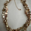 Beige schelpketting met goudkleurige kraaltjes