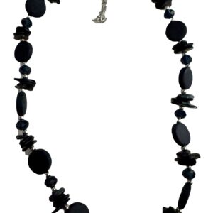 Mooie zwarte ketting met verschillende zwarte kralen