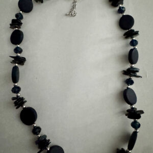 Mooie zwarte ketting met verschillende zwarte kralen