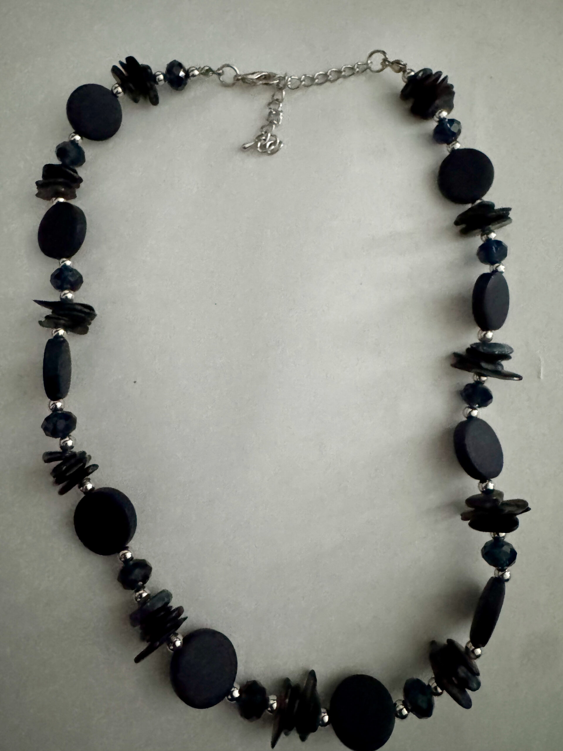 Mooie zwarte ketting met verschillende zwarte kralen