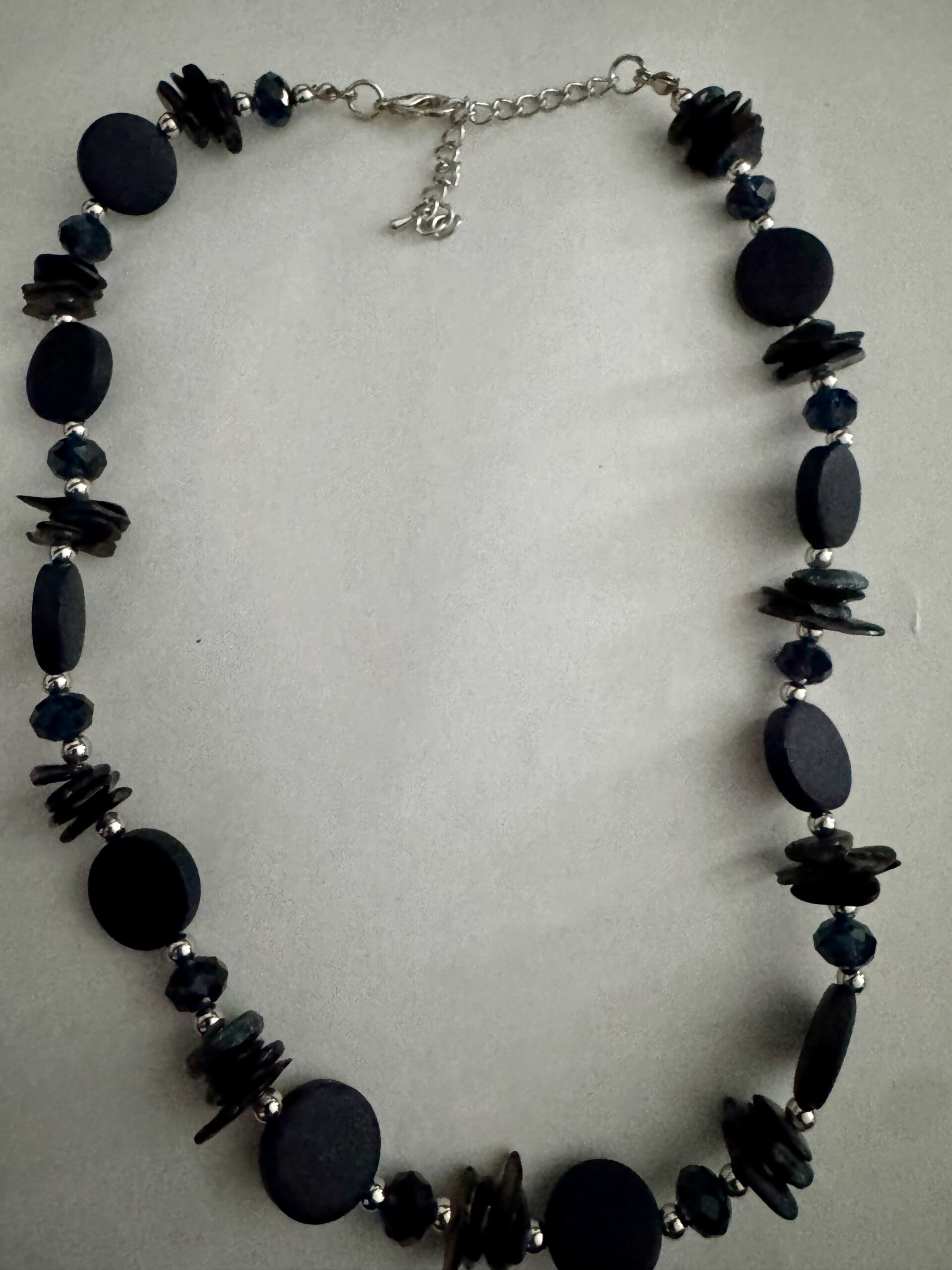 Mooie zwarte ketting met verschillende zwarte kralen