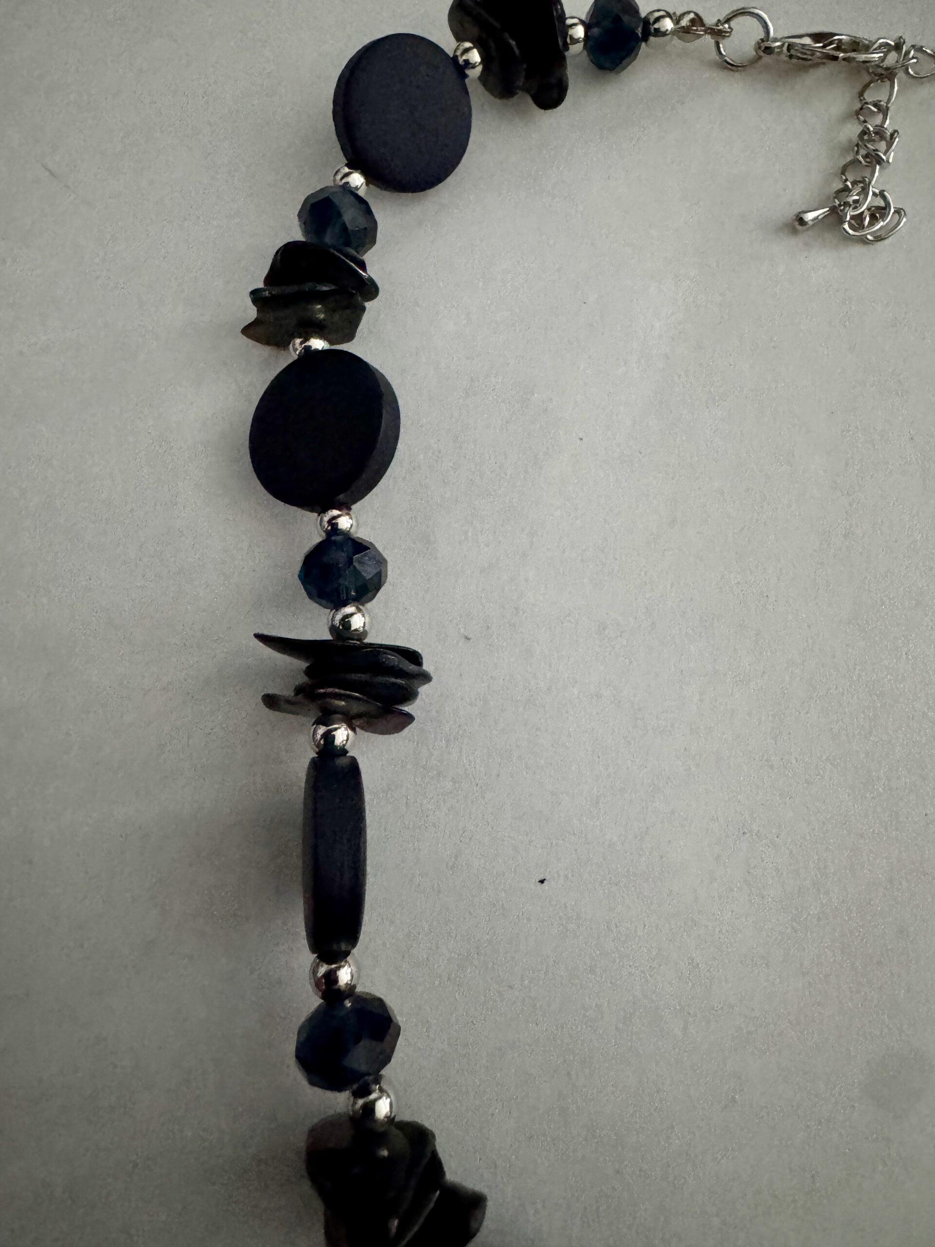 Mooie zwarte ketting met verschillende zwarte kralen