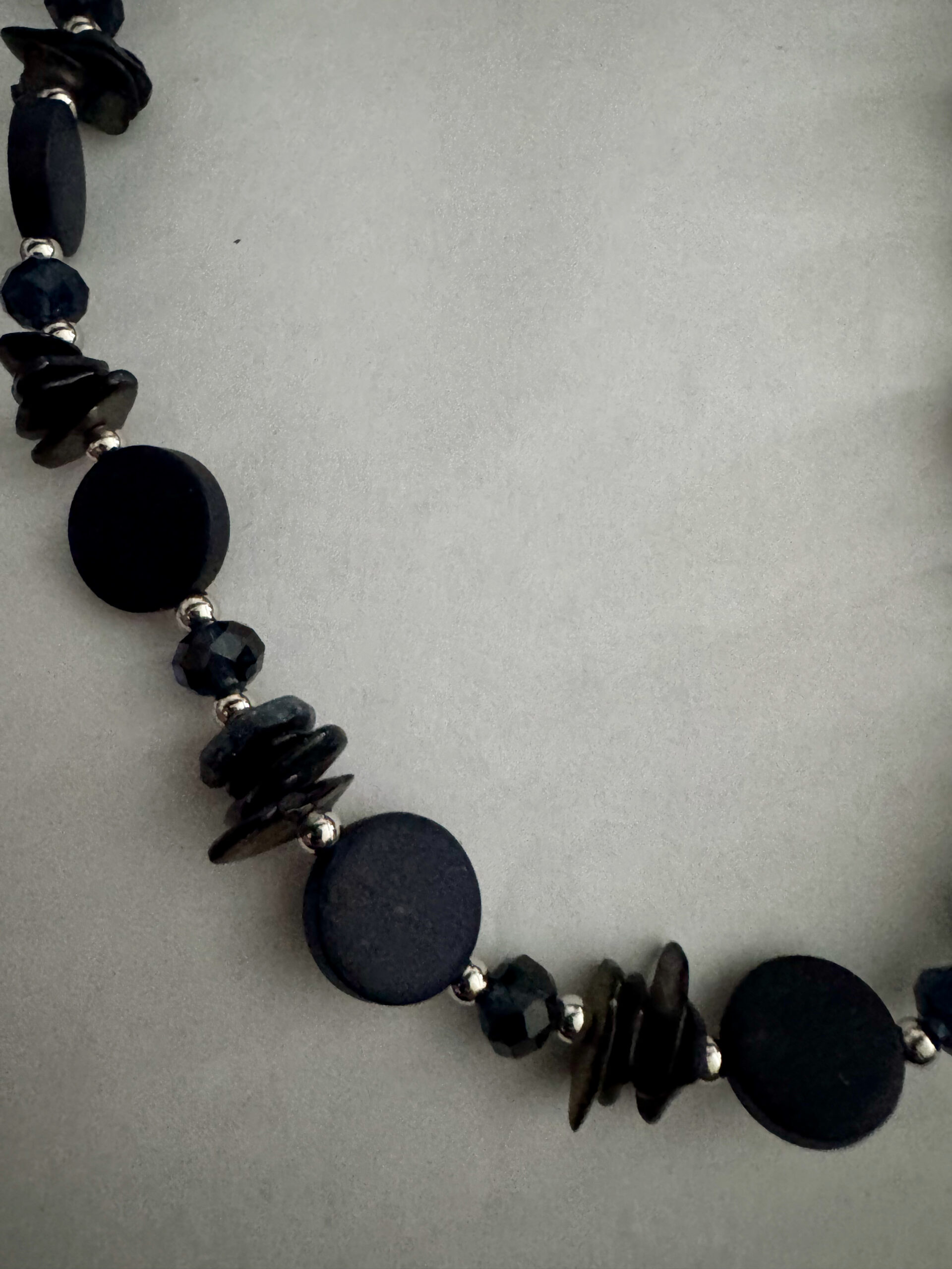 Mooie zwarte ketting met verschillende zwarte kralen