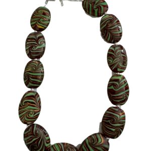 Mooie ketting met Indonesische kermamiekkralen