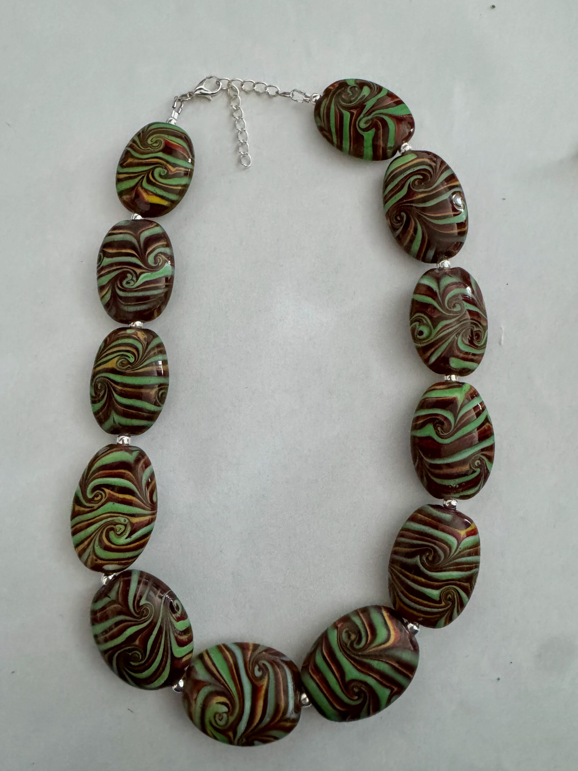 Mooie ketting met Indonesische kermamiekkralen