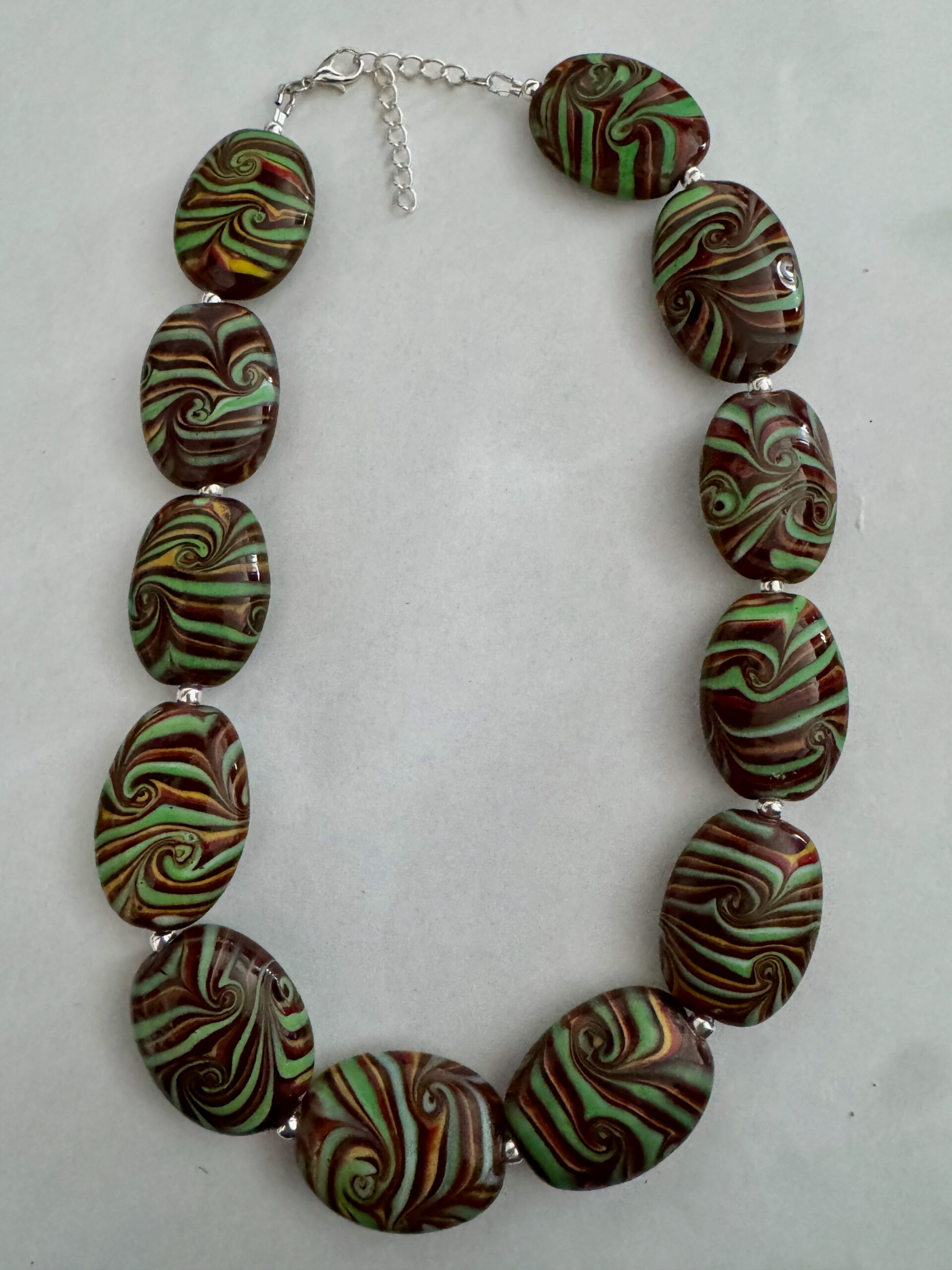 Mooie ketting met Indonesische kermamiekkralen