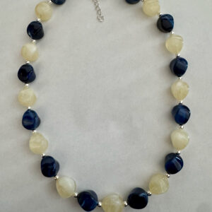 Mooie donkerblauw met crème nugget ketting