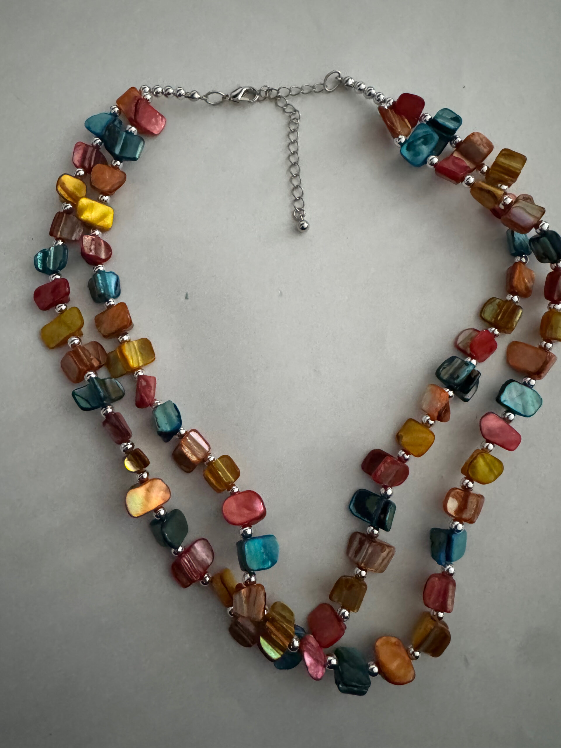 Bonte schelpketting met zilverkleurige kraaltjes