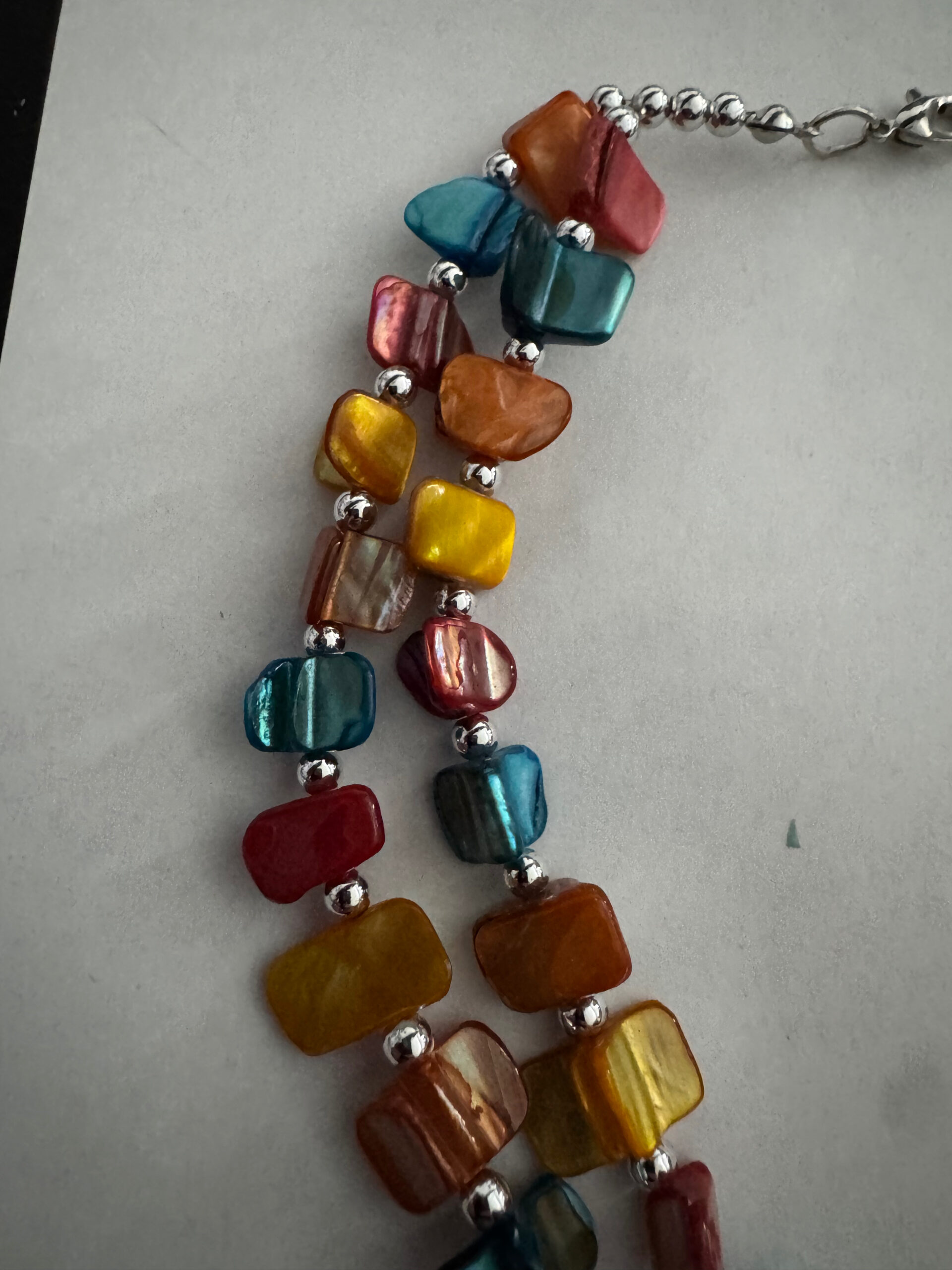 Bonte schelpketting met zilverkleurige kraaltjes