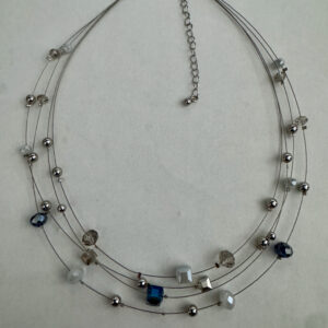 Laagjesketting met 4 laagjes in blauw/zilver en parelmoerkralen