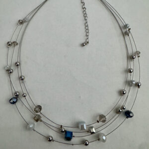 Laagjesketting met 4 laagjes in blauw/zilver en parelmoerkralen