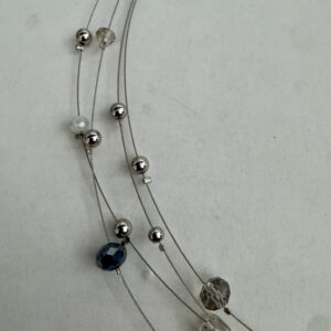 Laagjesketting met 4 laagjes in blauw/zilver en parelmoerkralen