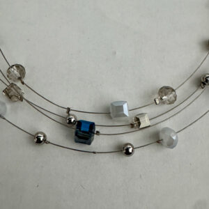 Laagjesketting met 4 laagjes in blauw/zilver en parelmoerkralen