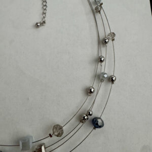 Laagjesketting met 4 laagjes in blauw/zilver en parelmoerkralen