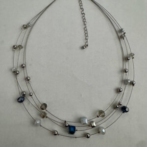 Laagjesketting met 4 laagjes in blauw/zilver en parelmoerkralen