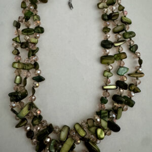 Ketting schelpkralen en facetkralen 3 laags donkergroen