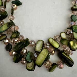 Ketting schelpkralen en facetkralen 3 laags donkergroen