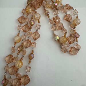 Lange ketting met facetkralen en kleine kralen donkerchampagnekleur