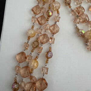 Lange ketting met facetkralen en kleine kralen donkerchampagnekleur